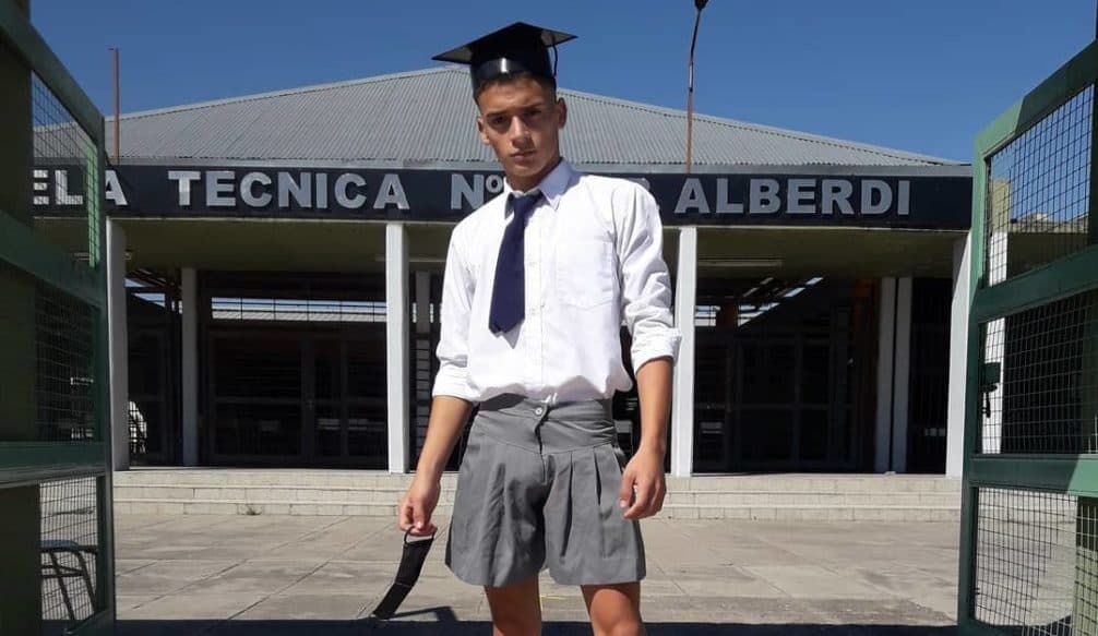 Escuela niega entrega de diploma a alumno por ir a una graduación en falda