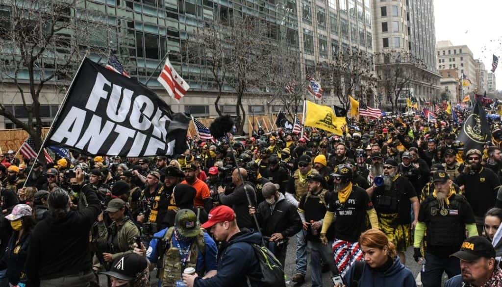 Video: Cuatro apuñalados tras enfrentamiento entre seguidores de Trump y opositores