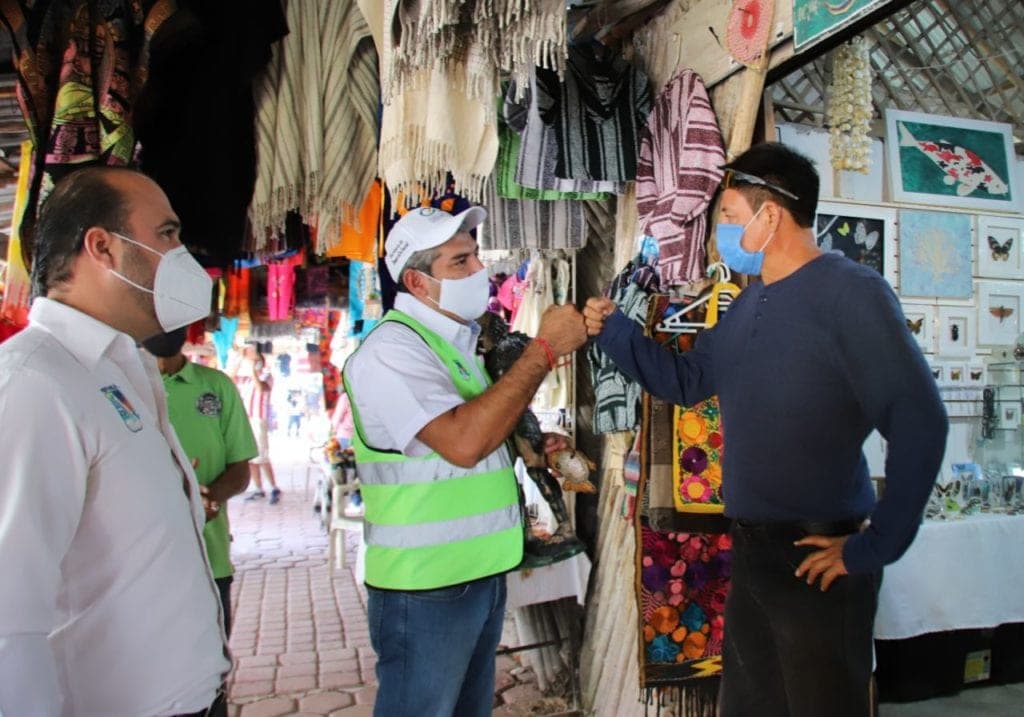 Respalda Nacho Sánchez a artesanos del mercado Hunab Ku de Puerto Morelos