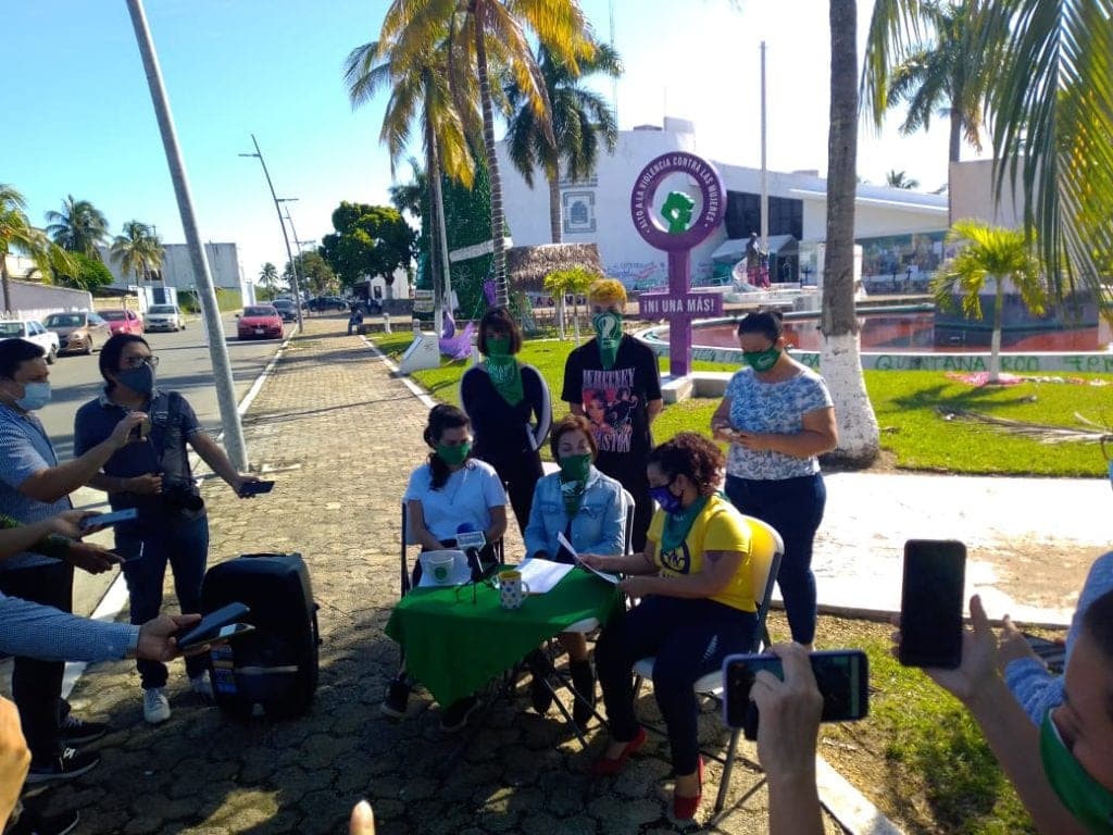 Feministas acusan a diputados de cerrar diálogo sobre aborto en Quintana Roo
