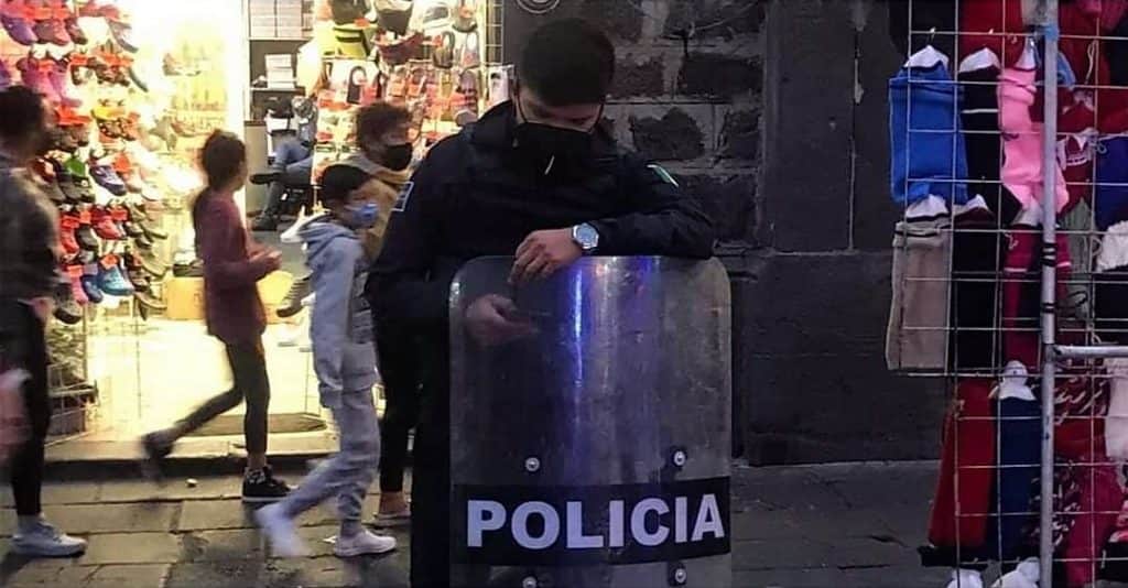 Joven es manoseada en centro de Puebla; pide ayuda a policías pero dejan ir a agresor