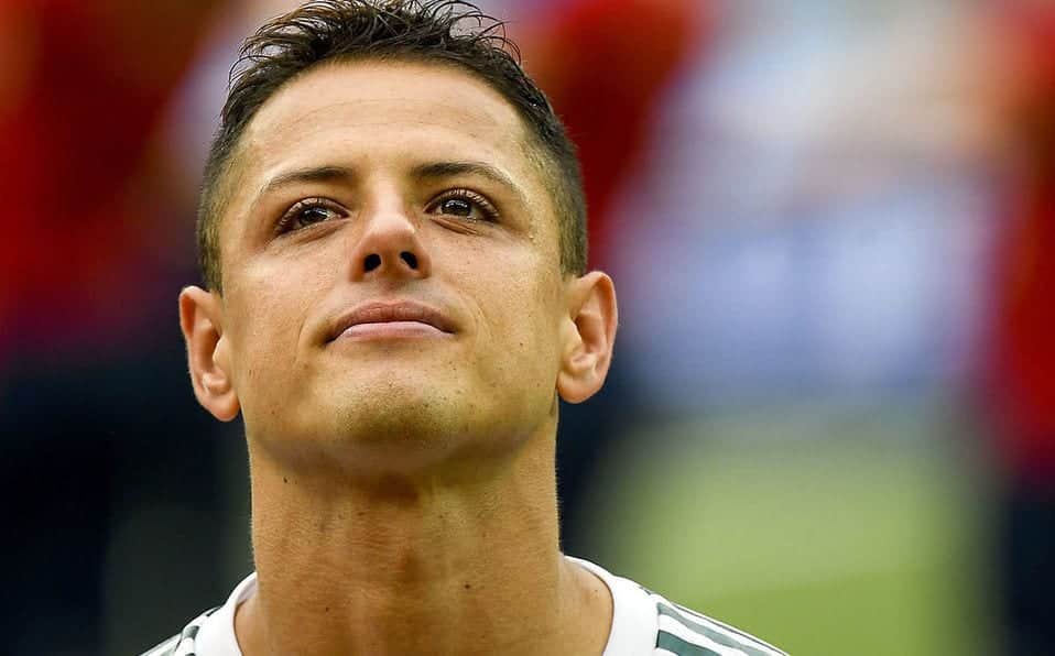 VIDEO: Captan al "Chicharito" despreciando a un niño y tirando la bandera de México