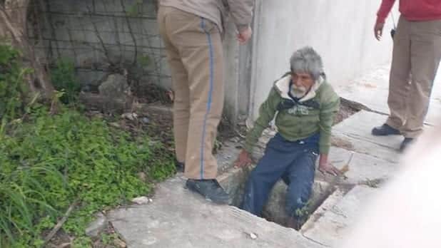 Abuelito se refugia en alcantarilla para resguardarse del frío, pensaban que estaba muerto