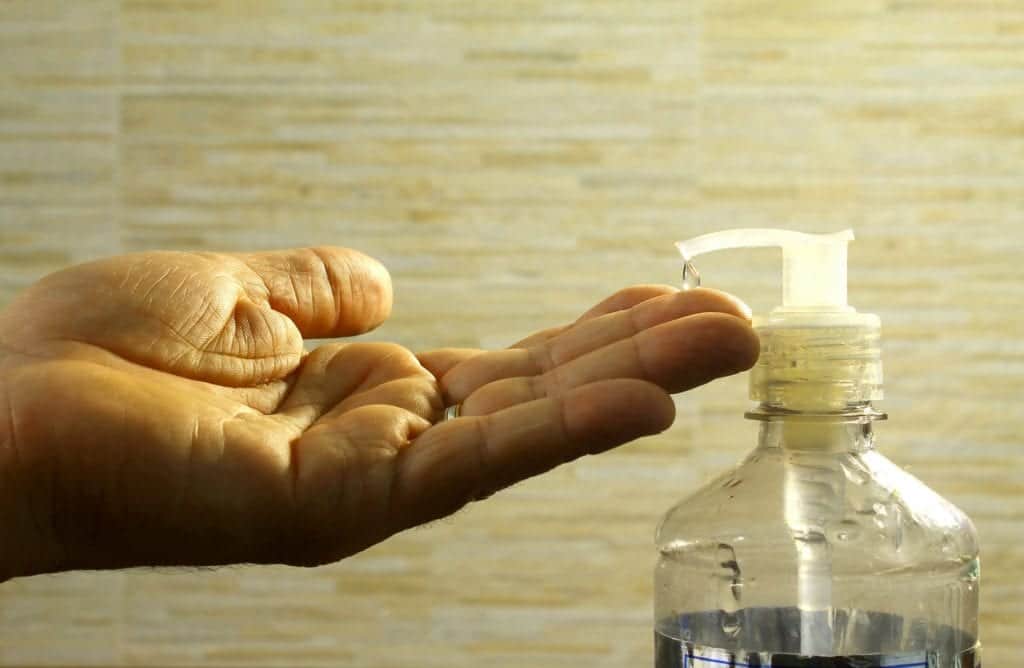 Estudio señala que uso excesivo de gel antibacterial puede provocar cáncer