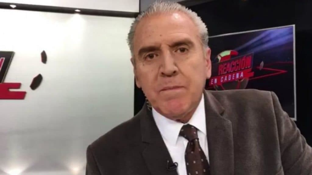 Tunden en redes a Carlos Albert; confundió repetición con partido en vivo