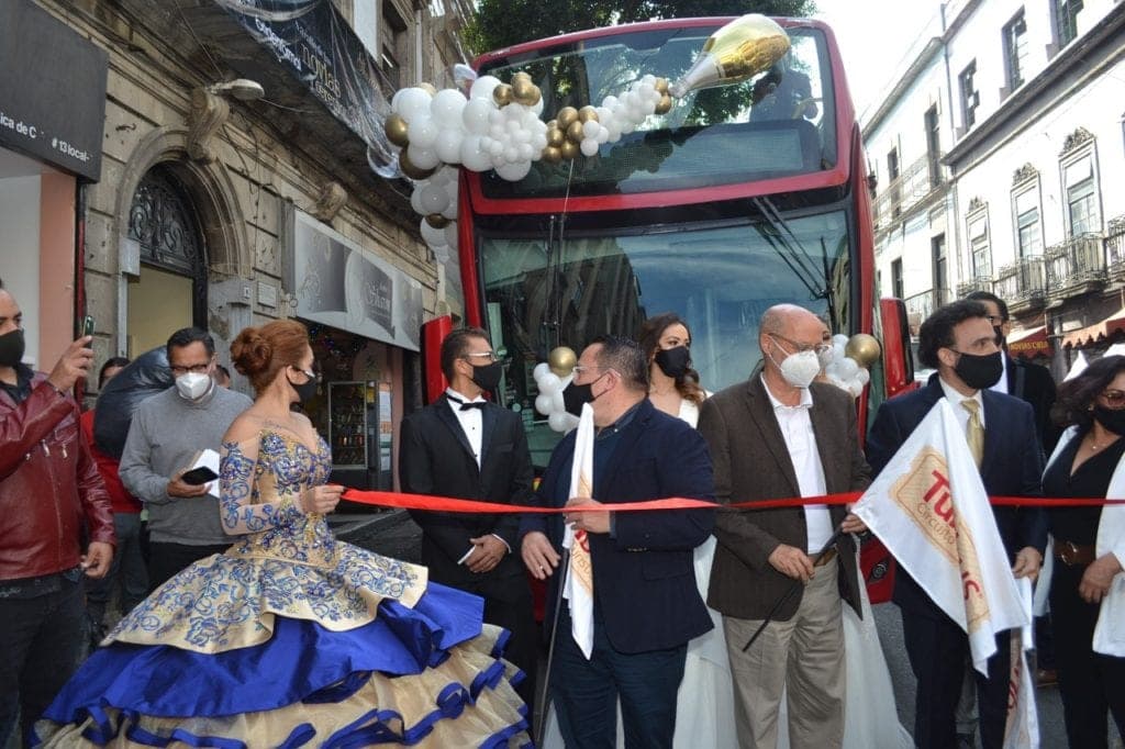 Inauguran Turibus para novias y quinceañeras en el Centro Histórico de la CDMX