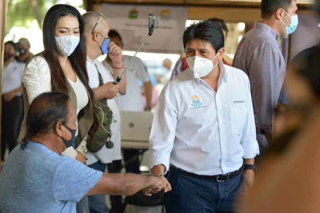 Atiende Víctor Mas directamente requerimientos ciudadanos en colonia Lakín