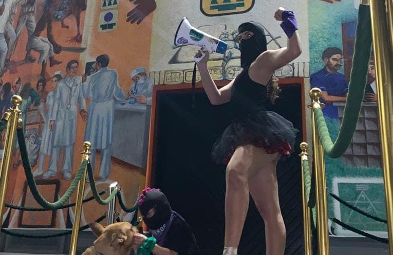 Feministas obtienen amparo para reponer electricidad en el Congreso