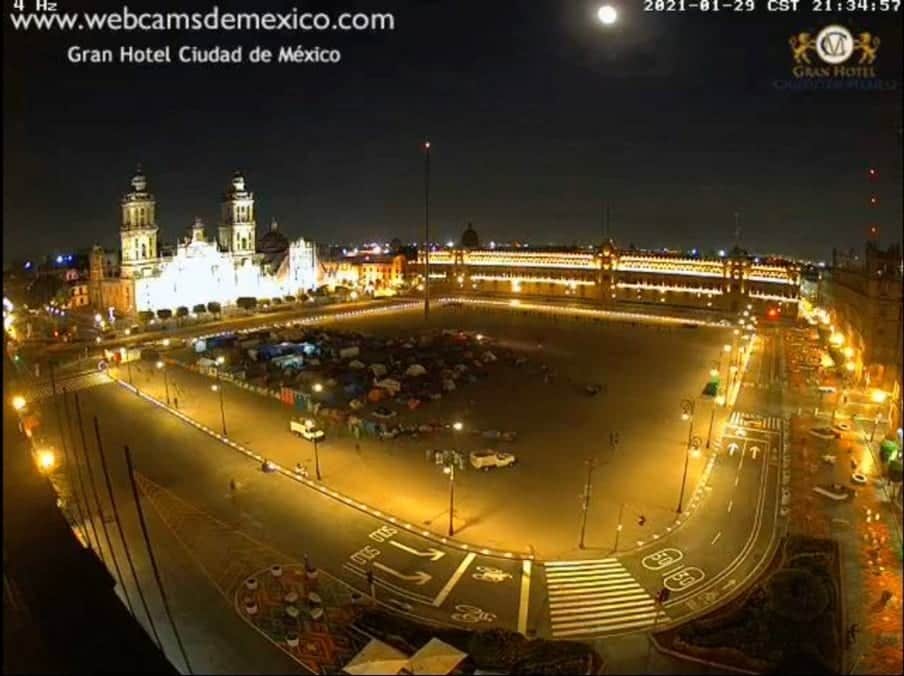 Videos: Retiran casas de campaña vacías de FRENA ubicadas en Zócalo de la CDMX