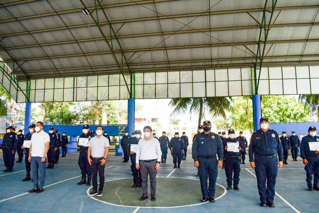 Reconocen a policías de Tulum por sus años de labor