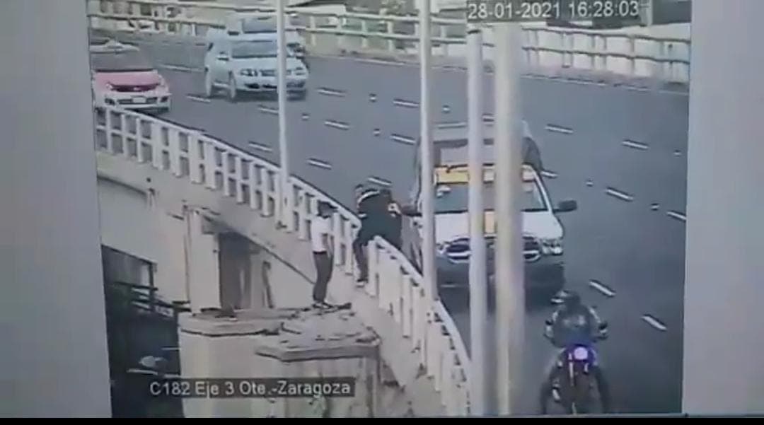 Video: Policías evitan que hombre se arroje desde distribuidor vial en la Cdmx