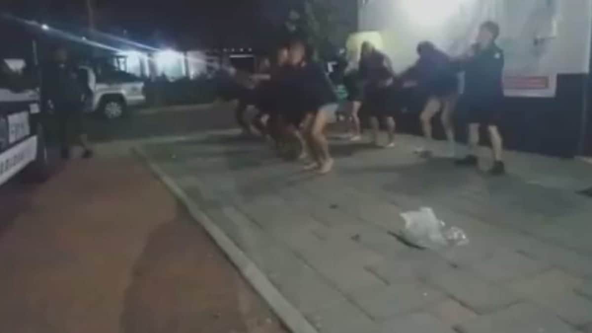 Policías son obligados a entrenar desnudos mientras les explotan cohetes