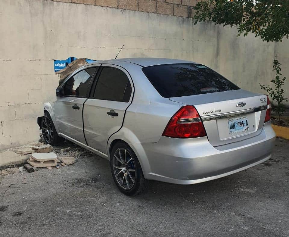 Pierde el control y choca contra un muro en Cancún