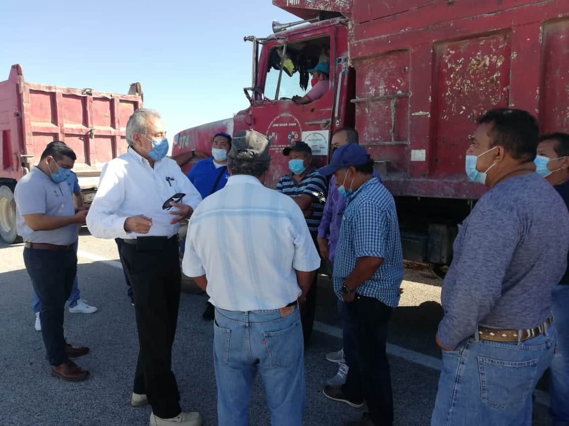 Bloqueo parcial de volqueteros a carretera El Tintal-Playa del Carmen