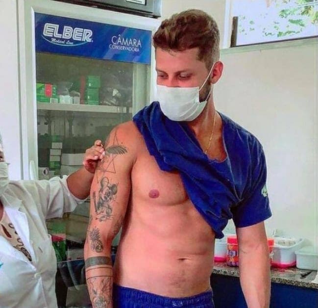 Fotos: Reacción de una enfermera al aplicar vacuna contra Covid-19 a hombre atlético se viraliza