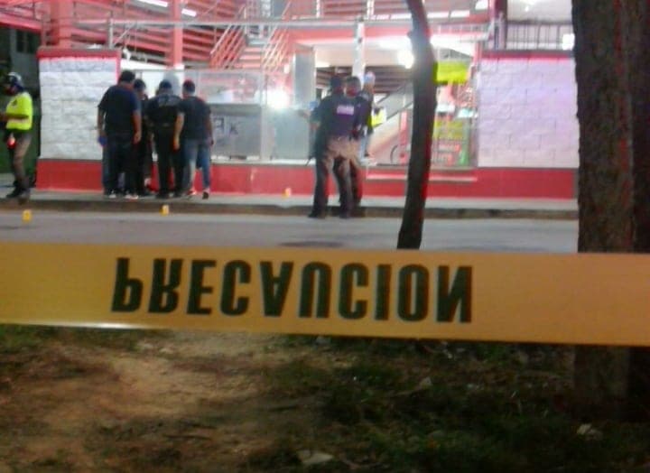 Rafaguean taquería en Playa del Carmen por cobro de "derecho de piso"