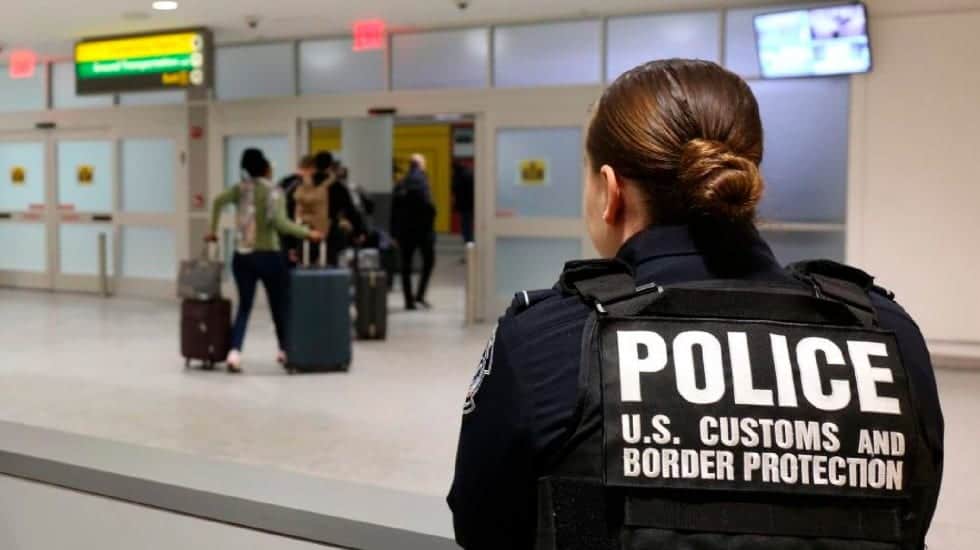 Juez de Texas bloquea la orden de Joe Biden para detener la deportación de migrantes