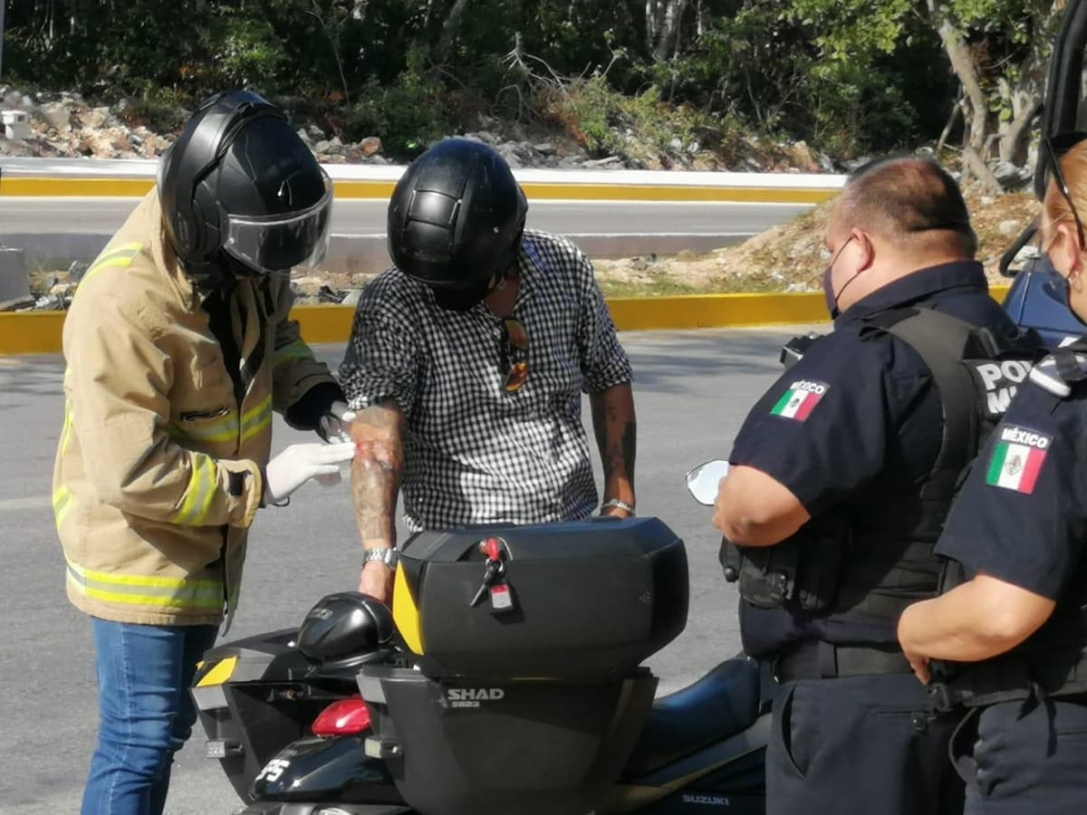Policía arrolla a un motociclista y se da a la fuga, pero lo alcanzan
