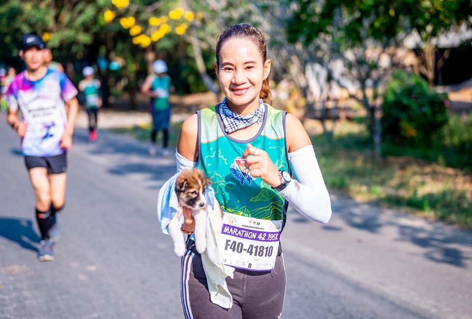 Una corredora se paró en plena maratón a rescatar a un cachorro sin hogar