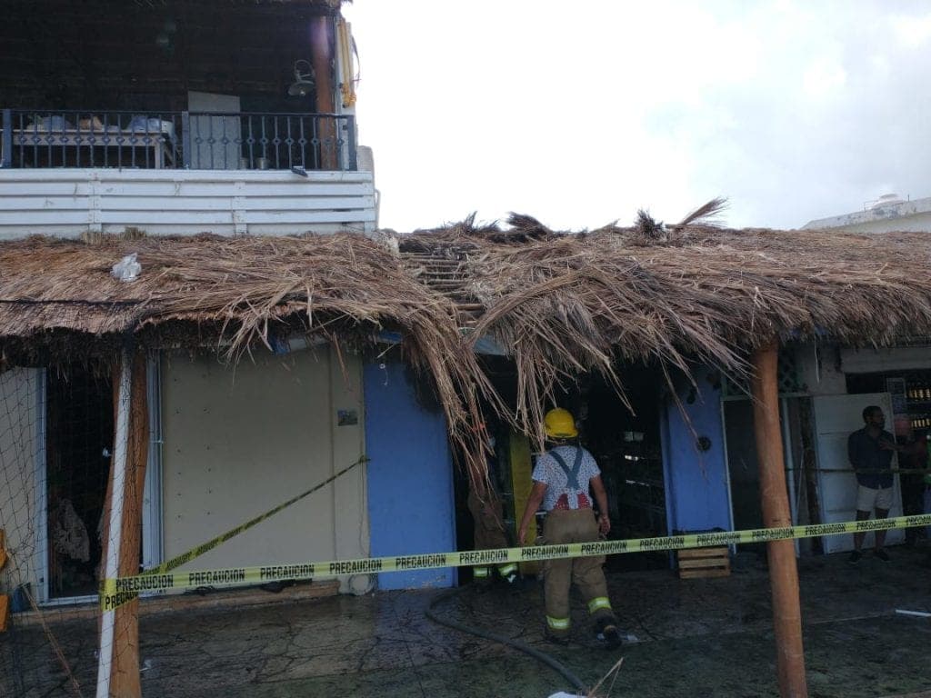 Bomberos controlan incendio de un local de artesanías