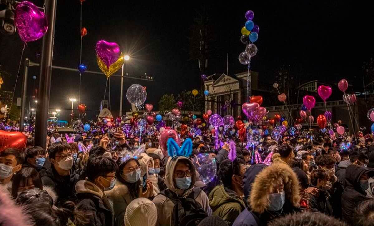 A un año del confinamiento por Covid en Wuhan, habitantes desbordan los centros nocturnos