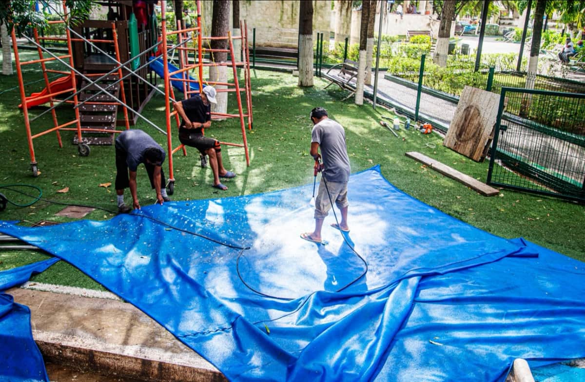 Realizan limpieza en área infantil inclusiva del parque Dos Aguas para garantizar su funcionamiento