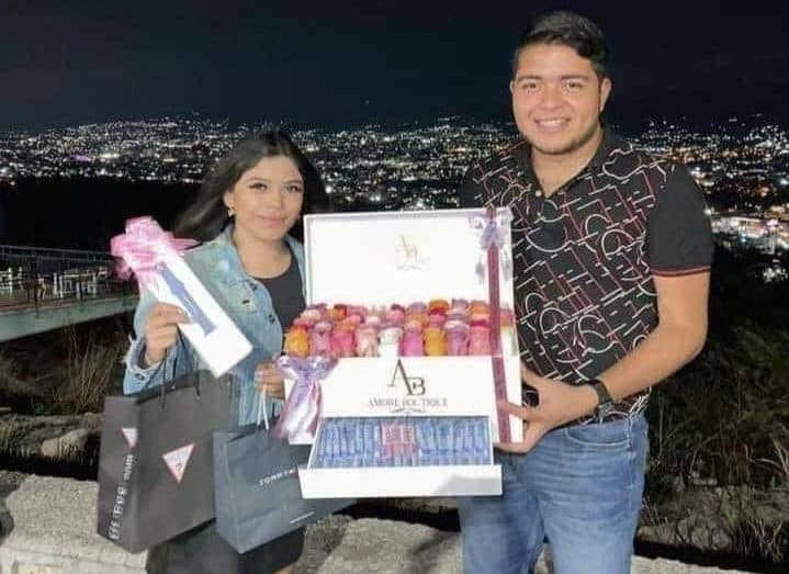 Le regala a su novia rosas y 30 mil pesos por su cumpleaños, salía soltera en Facebook
