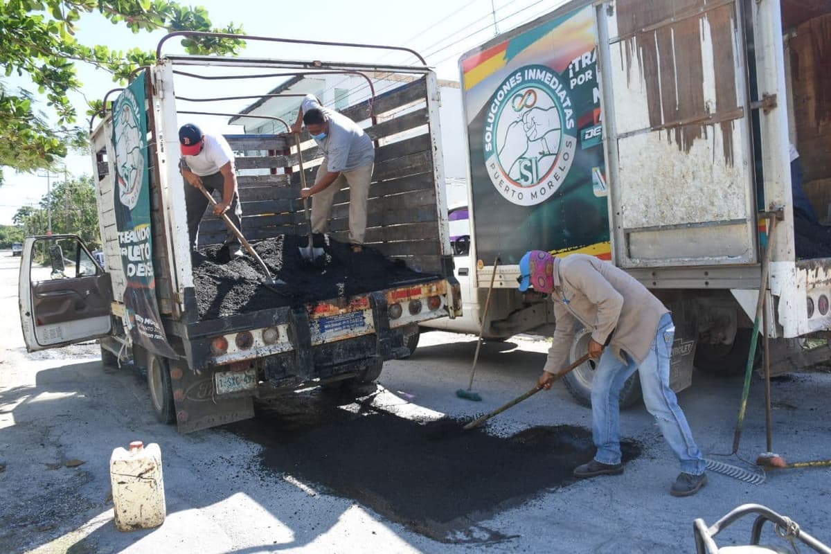 Reparan carpeta asfáltica en varios puntos de Puerto Morelos
