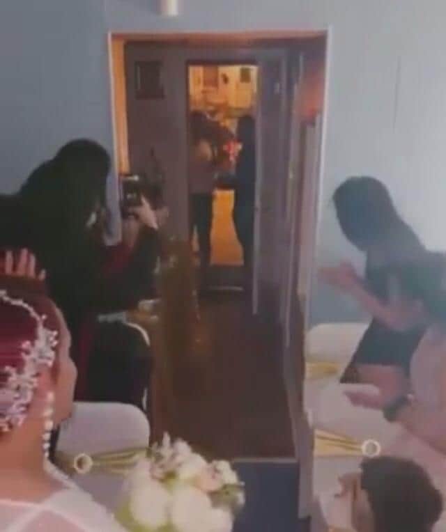 ¡Lo que hace el amor! Mujer sorprende a su novio al pedirle matrimonio