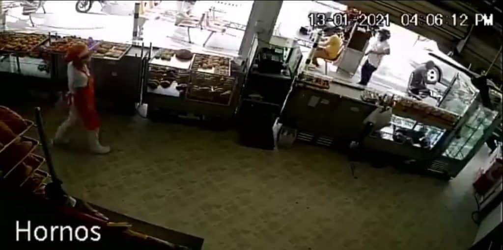 Video: Dispara sicario por la espalda a sujeto mientras comía