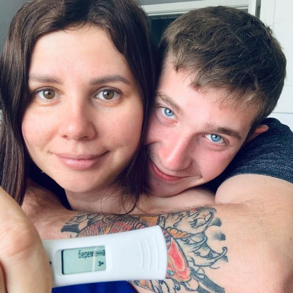 Influencer dejó a su esposo para casarse con su hijastro de 20 años, ya tienen una hija