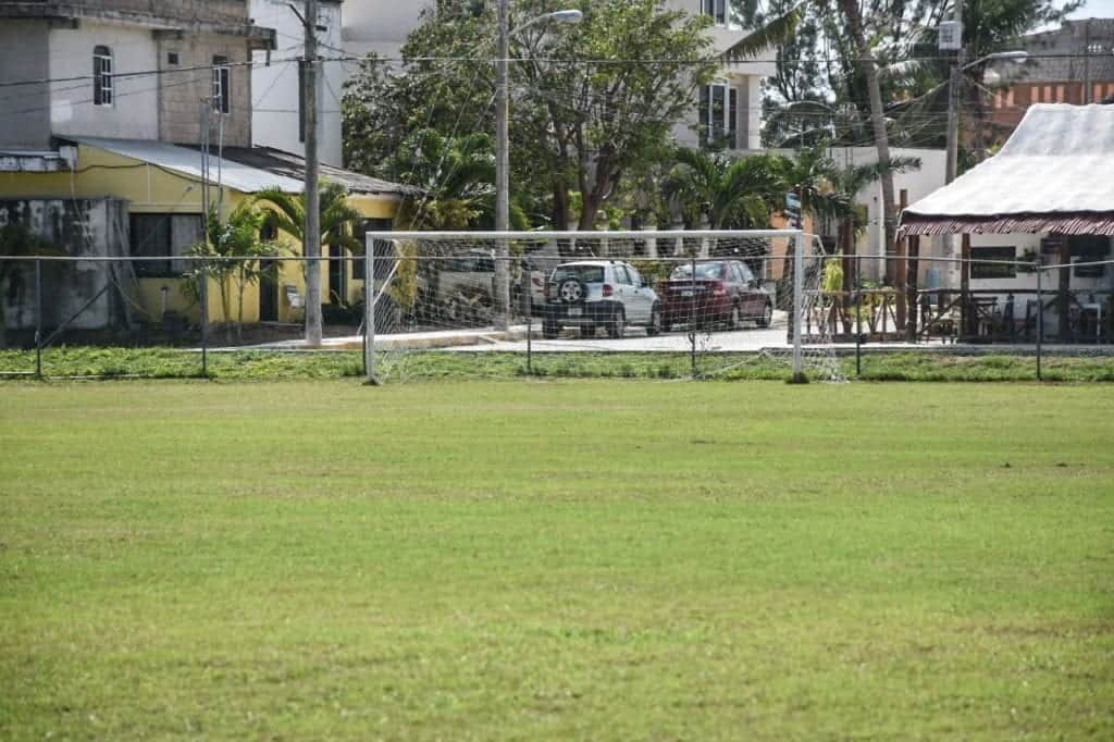 Concluyen en Puerto Morelos trabajos de mantenimiento en campos de beisbol y fútbol