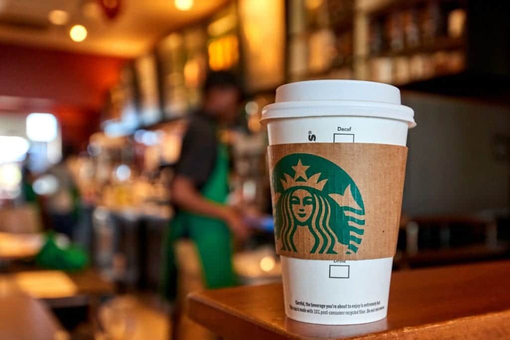 Aplican multa millonaria a Starbucks por dibujo 'de cara con ojos rasgados' en un vaso