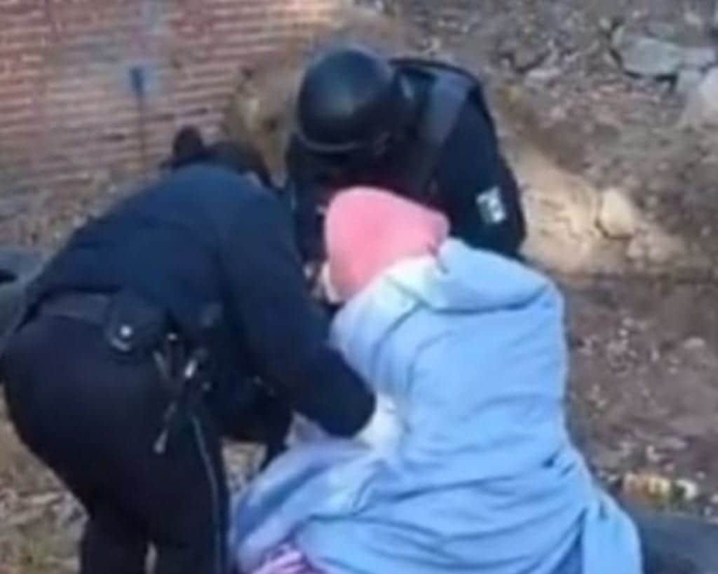 Sufre abuelita infarto cerebral, su familia la abandona en un lote baldío