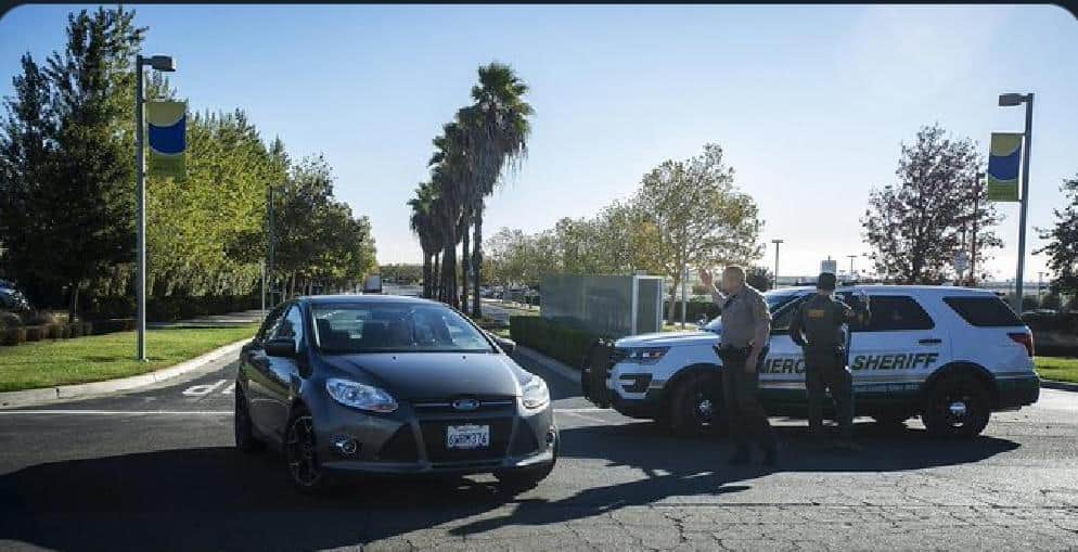 Roba auto con un niño dentro, regresa para devolver al pequeño y regañar a la madre