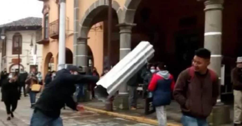 Video: Golpean con una lámina a personas que no usan cubrebocas en Puebla