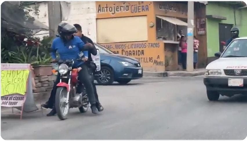 VIDEO: Repartidor de farmacia ayuda a policía durante persecución y se vuelve viral