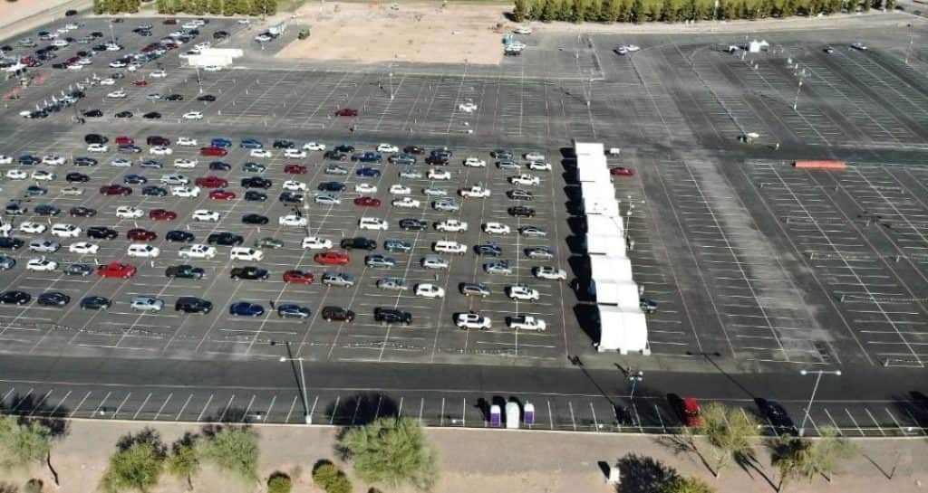 Video: Vacunan contra Covid-19 a la gente a bordo de sus autos en Phoenix
