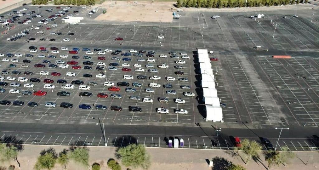Video: Vacunan contra Covid-19 a la gente a bordo de sus autos en Phoenix