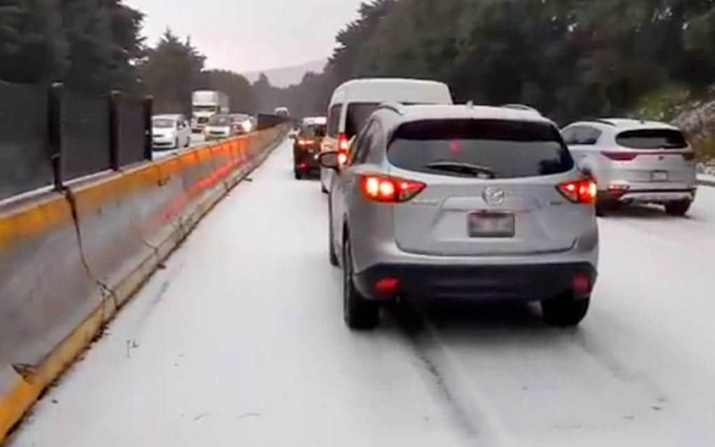 Lluvia de granizo en México-Cuernavaca, provocó que el asfalto se cubriera de blanco