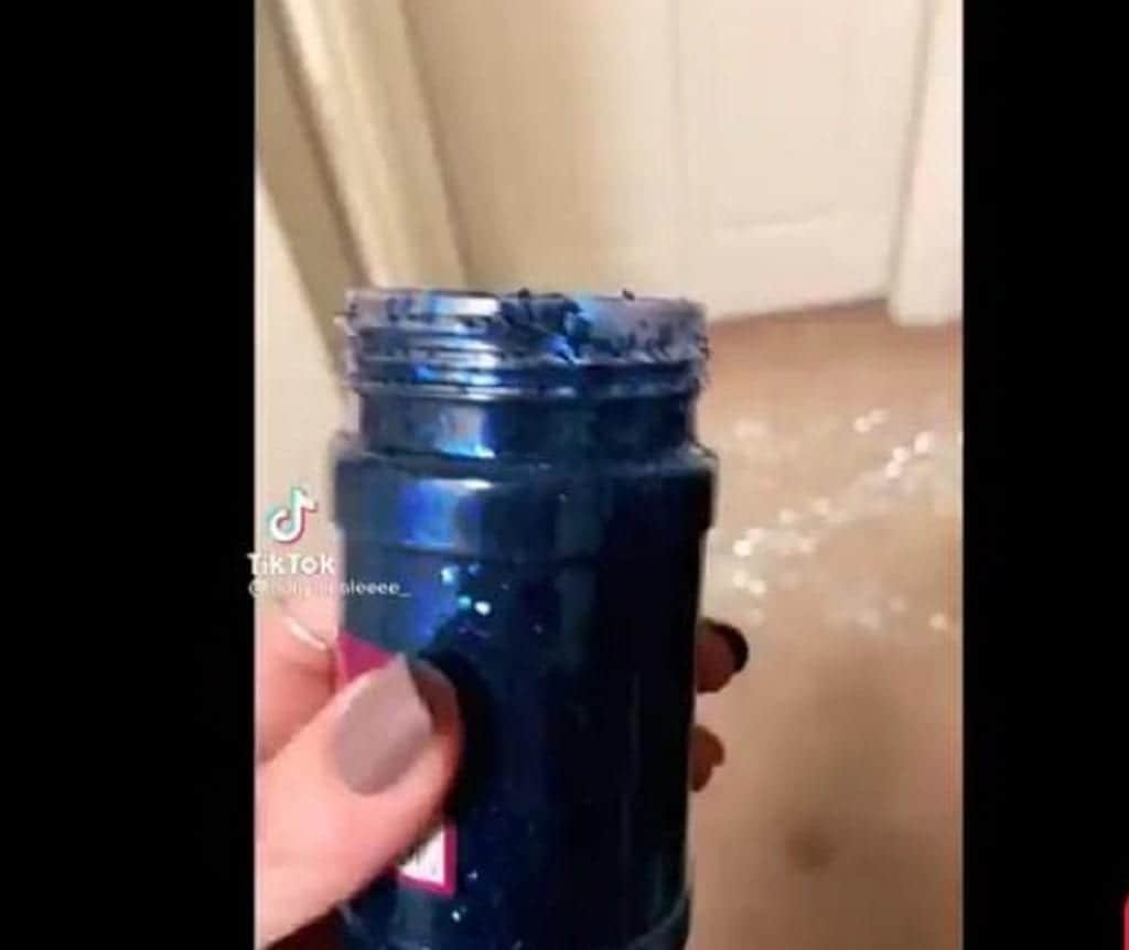 Video: Tras descubrir infidelidad de su novio, mujer arroja brillantina a su casa en venganza