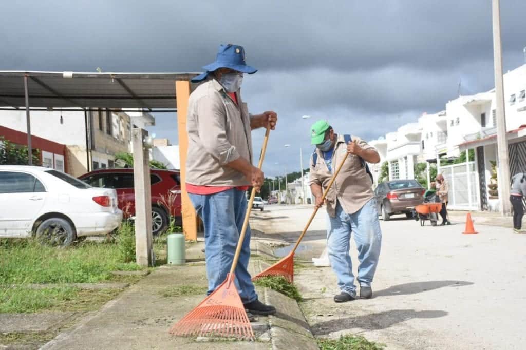 Mejoran imagen urbana de Puerto Morelos con limpieza de calles y parques