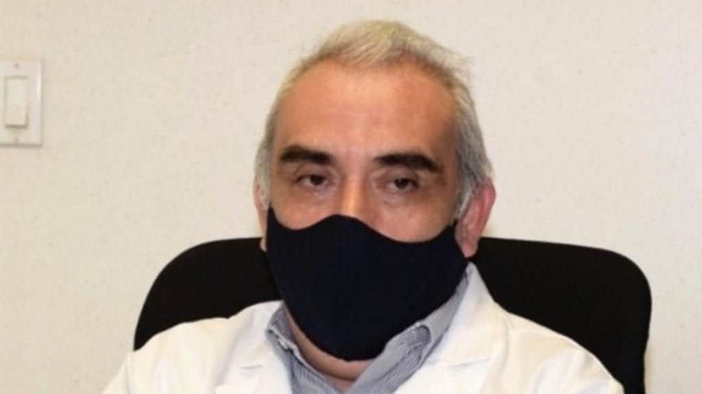 Médico se 'salta fila' para colocarse la vacuna anticovid, gobernador lo despide