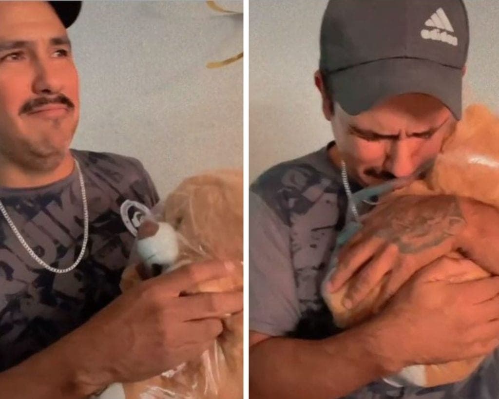 ¡Emotivo! Hombre recibe de regalo peluche con voz de su padre fallecido y rompe en llanto