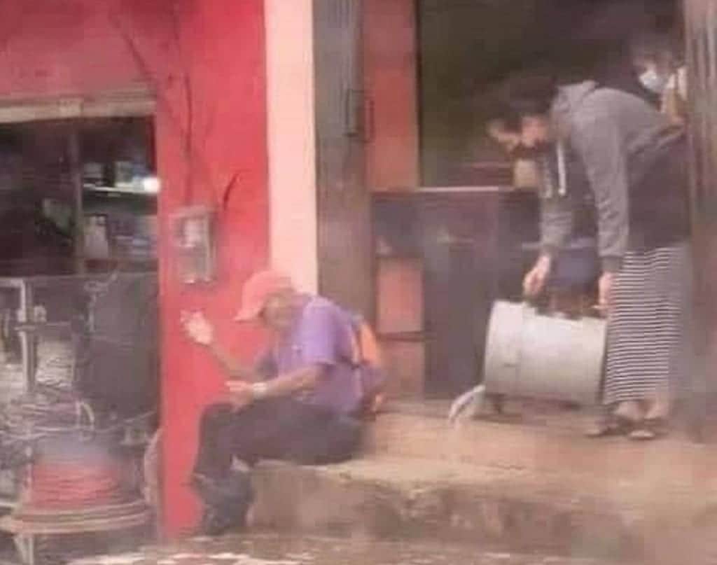 Fotos: mujer lanza agua a abuelito por sentarse en la banqueta afuera de un negocio