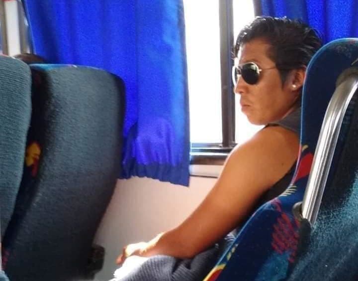 Imágenes: Captan a 'Roberto Palazuelos' viajando en bus y se vuelve viral
