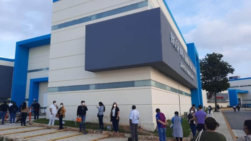 Personal médico hace fila para ser vacunados contra COVID-19 en Cancún