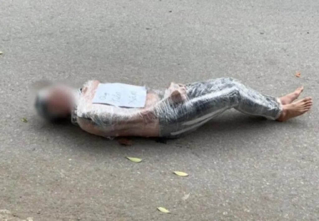 Hombre se niega a pagar un tatuaje y el tatuador lo envuelve en plástico y amarra un árbol