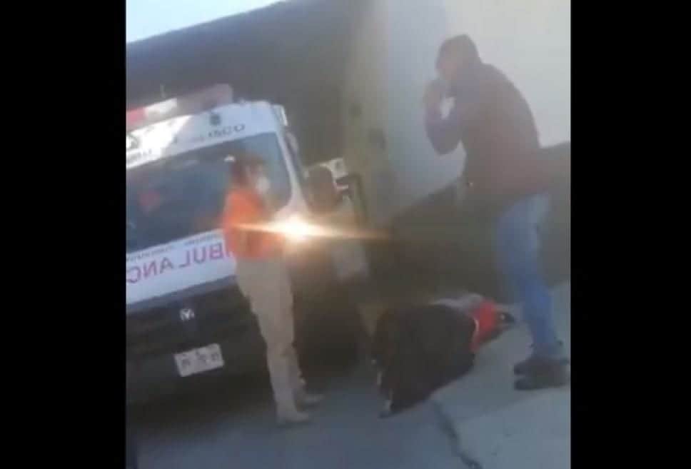 VIDEO: Hombre abandonado en puertas de hospital, muere por Covid-19