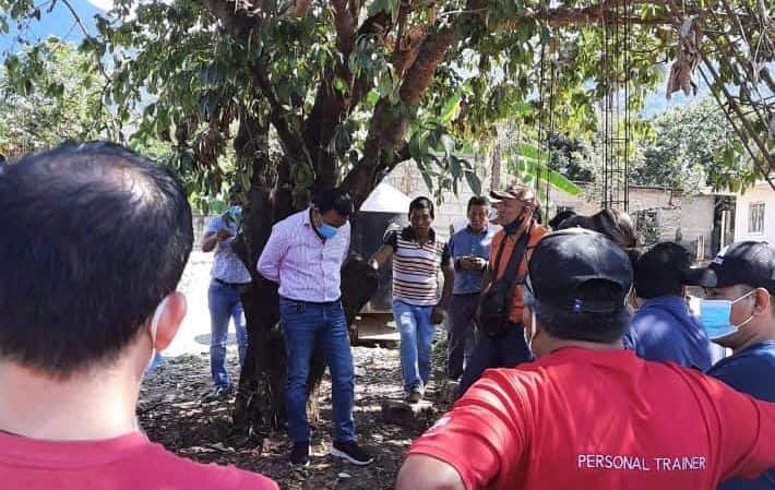 ¡No más promesas! Amarran de un árbol a presidente municipal por obra en mal estado